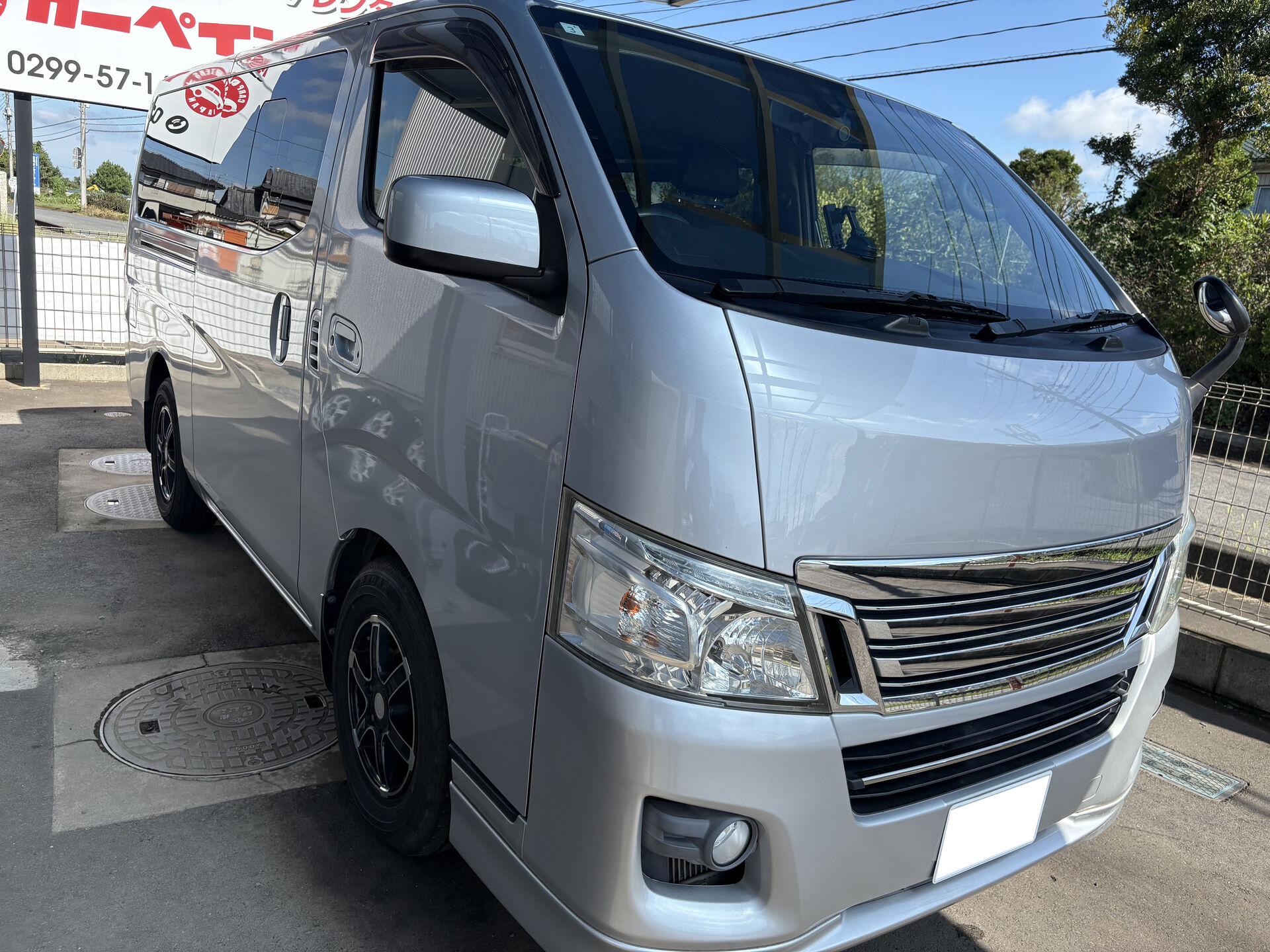 日産キャラバンNV350　フロントパネル交換修理