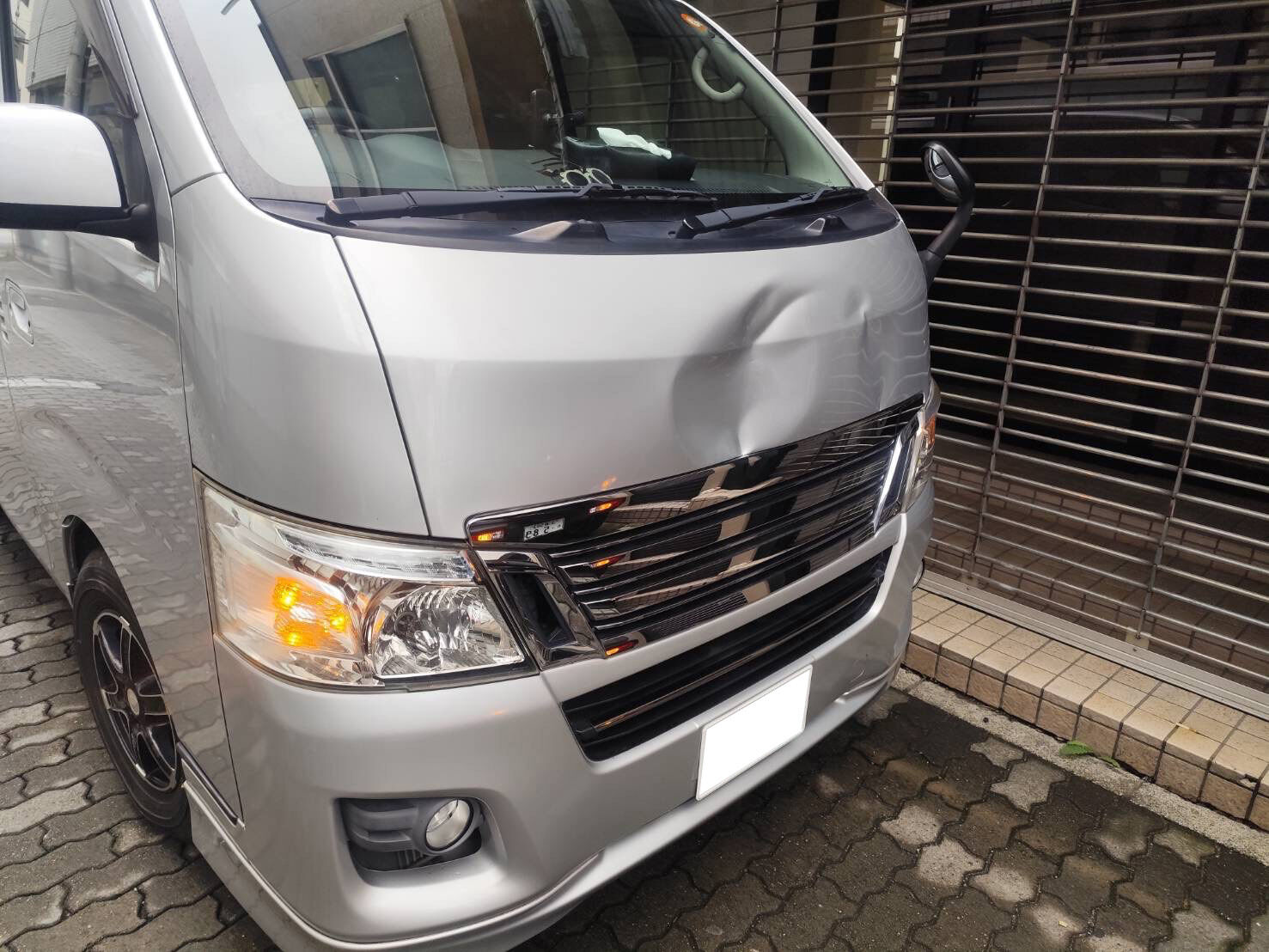 日産キャラバンNV350　フロントパネル交換修理